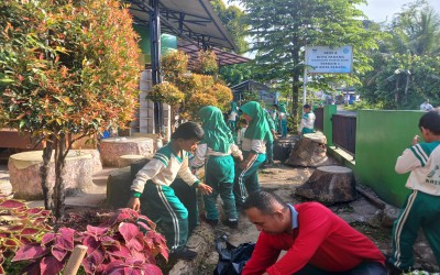 MIN 4 Bagoro (Gotong Royong) untuk Kebersihan Lingkungan Madrasah