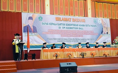 Edy Oktafiandi Buka Perayaan Wisuda Tahfiz ke-8 dan Khatam Al-Quran ke-9 MIN 4 Kota Padang di Universitas Putra Indonesia YPTK Padang